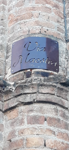 San Damiano d'Asti valorizza la sua “Via Maestra” con una targa