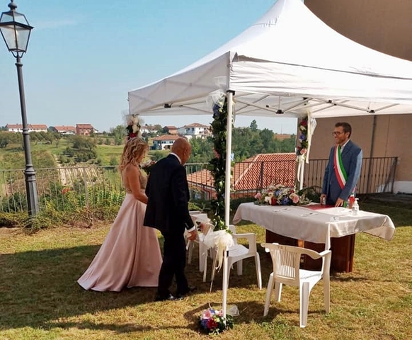 Revigliasco d'Asti: celebrato il primo matrimonio nel giardino del palazzo comunale