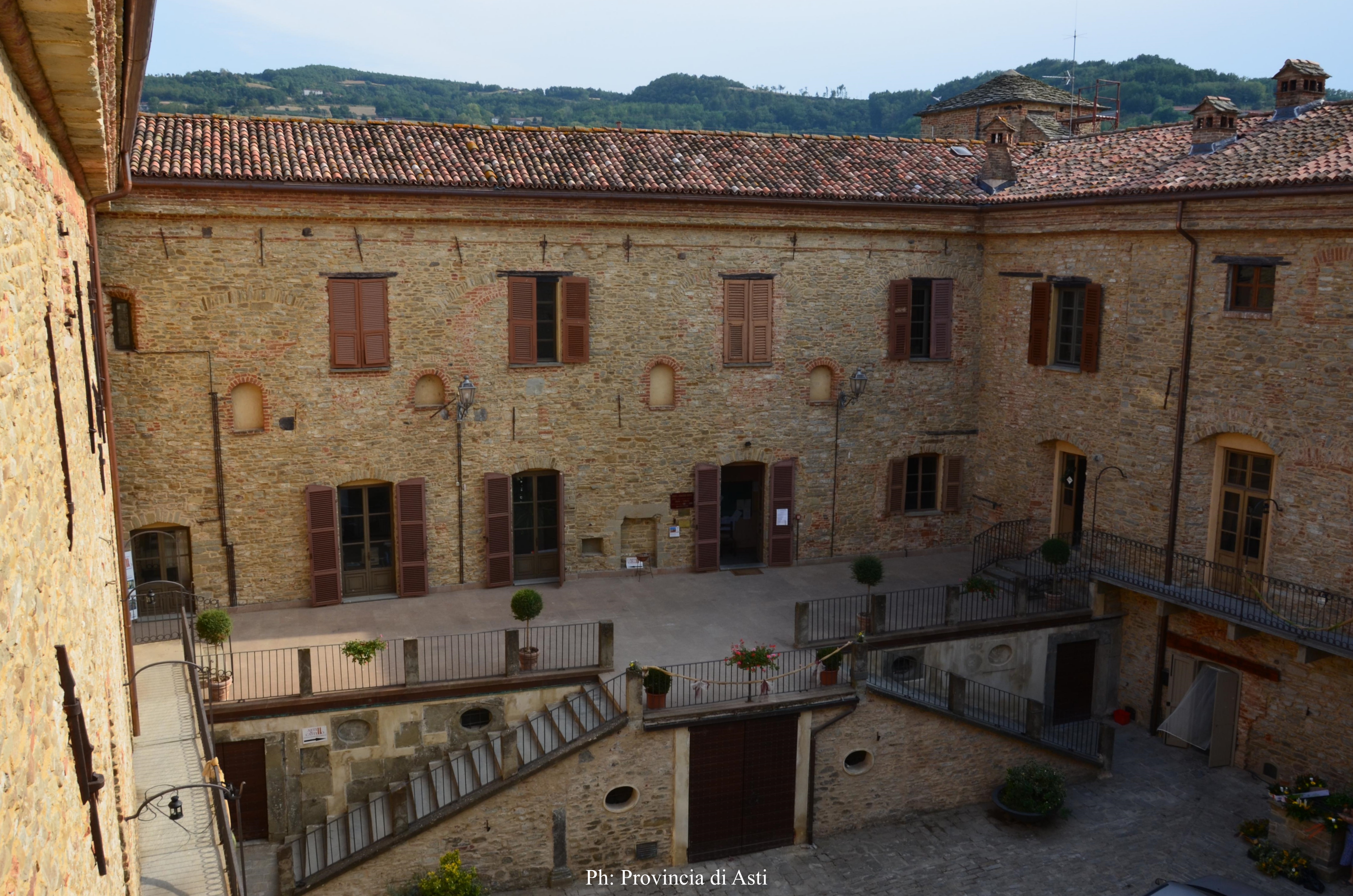 Trasloco per gli uffici comunali di Monastero Bormida: una prima fase della musealizzazione del piano nobile del castello