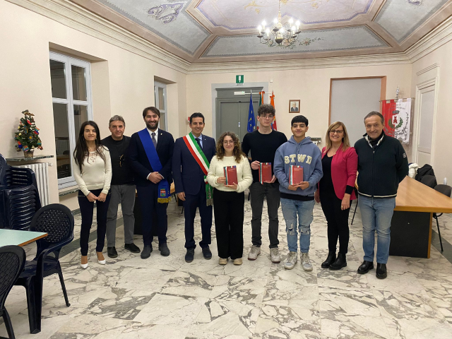 foto di gruppo consegna costituzione italiana