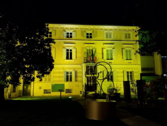 Il palazzo comunale di Canelli si illumina di giallo per il countdown della Grand Départ 2024 del Tour de France