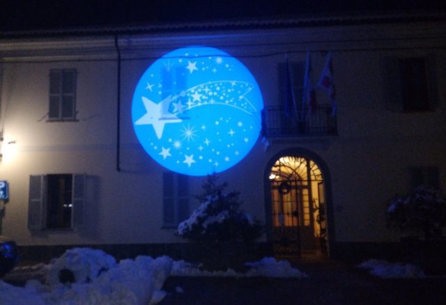 Giochi di luci natalizie sul palazzo comunale di Cantarana