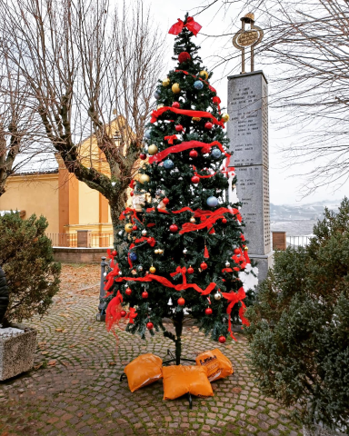 In piazza a Fontanile l'albero di Natale realizzato dai volontari