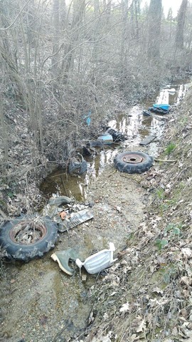 Il rio diventa una discarica: abbandono di rifiuti a Revigliasco d'Asti