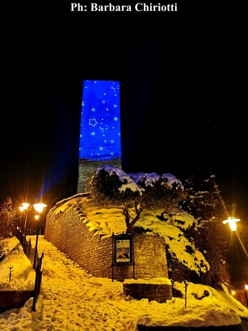 A Cassinasco la torre medioevale si "tuffa" nel cielo natalizio