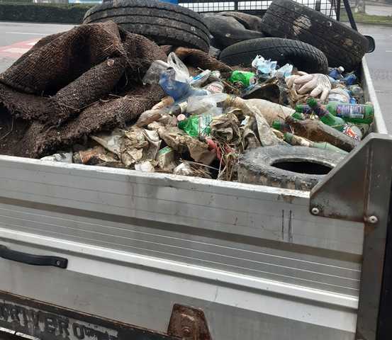 Un camion di rifiuti rimossi a Calamandrana. Isnardi: "Ci vuole più rispetto del luogo in cui abbiamo la fortuna di abitare"