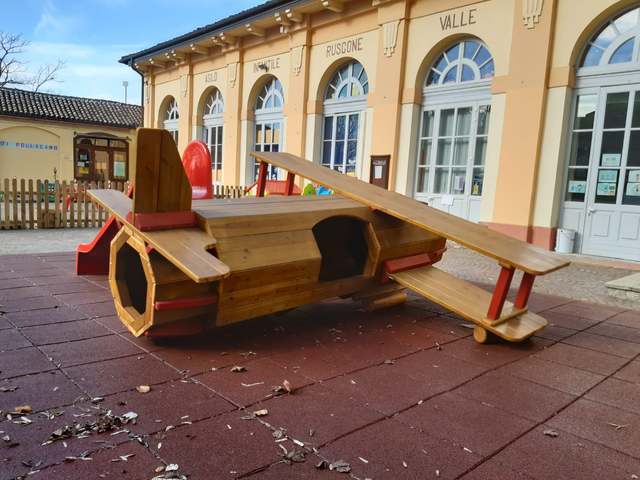Che ci fa un "biplano" nel cortile della scuola materna di Castagnole delle Lanze? 
