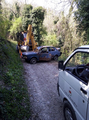 Il Comune di Moncalvo dice "basta" al degrado: rimossa un'automobile abbandonata da tempo nei boschi [FOTO]