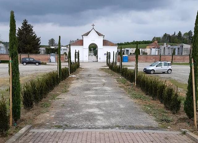 Nuovi cipressi abbelliscono il cimitero di San Damiano d'Asti