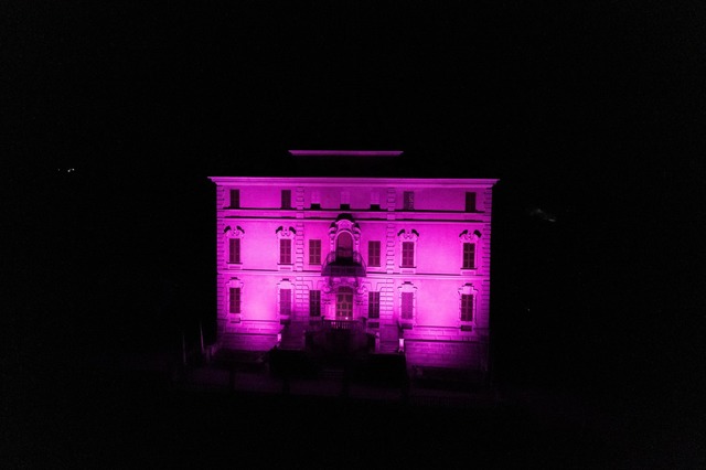 Canelli: che spettacolo il Castello Gancia "tinto" di rosa per il passaggio del Giro d'Italia